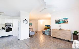 Cityside Hideaway Pool - Workstation - Markets