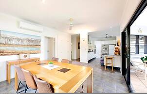 Cityside Hideaway Pool - Workstation - Markets