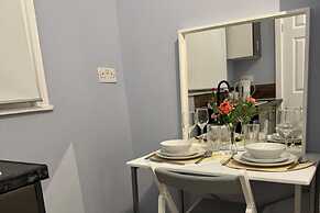 Studio - Sleeps 2 - Parking - Close to Paddington