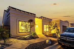 Mtn & City Views: Stunning Villa in Phoenix!