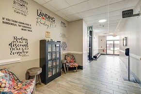 Balcony & Serene Views: Cozy Condo in Huddleston!