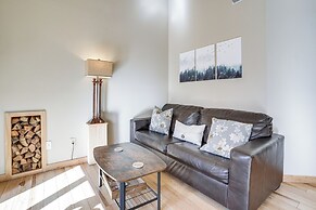 Walk to Lifts: Wintergreen Resort Condo