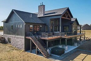 Boyne Mtn Retreat w/ Hot Tub + Shuttle to Resort!