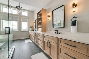 Boyne Mtn Retreat w/ Hot Tub + Shuttle to Resort!