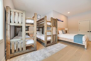 Boyne Mtn Retreat w/ Hot Tub + Shuttle to Resort!