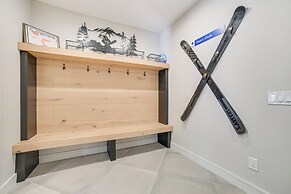 Boyne Mtn Retreat w/ Hot Tub + Shuttle to Resort!