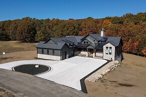 Boyne Mtn Retreat w/ Hot Tub + Shuttle to Resort!