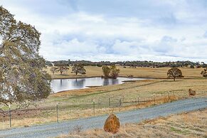 On-site Winery: Rural Plymouth Getaway!
