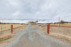 On-site Winery: Rural Plymouth Getaway!