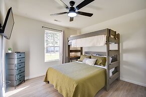 2 Mi to Dtwn Fulton: 'meadowlark' Home w/ Deck!