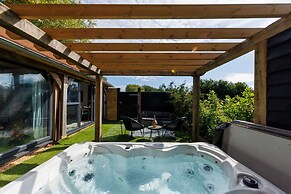 Romantic Countryside Lodge With Hot Tub