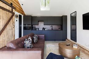 Romantic Countryside Lodge With Hot Tub