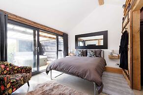 Romantic Countryside Lodge With Hot Tub