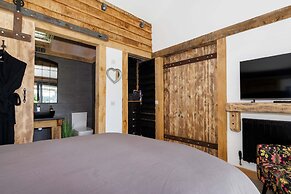 Romantic Countryside Lodge With Hot Tub