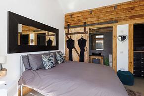 Romantic Countryside Lodge With Hot Tub