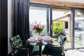 Romantic Countryside Lodge With Hot Tub