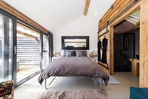 Romantic Countryside Lodge With Hot Tub