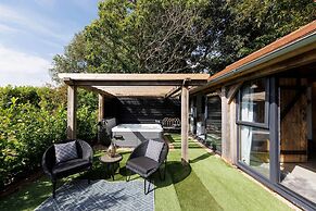 Romantic Countryside Lodge With Hot Tub