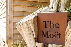 Romantic Countryside Lodge With Hot Tub