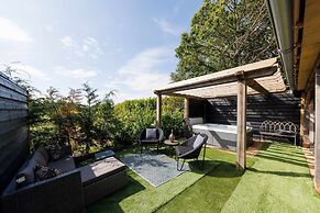 Romantic Countryside Lodge With Hot Tub