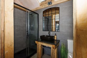 Romantic Countryside Lodge With Hot Tub