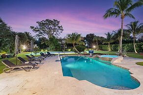 Luxurious 6-Bedroom Villa with Pool & Games