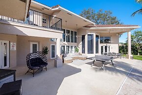 Luxurious 6-Bedroom Villa with Pool & Games