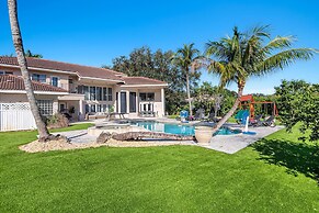 Luxurious 6-Bedroom Villa with Pool & Games