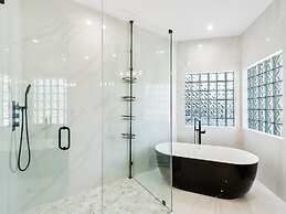 Luxurious 6-Bedroom Villa with Pool & Games