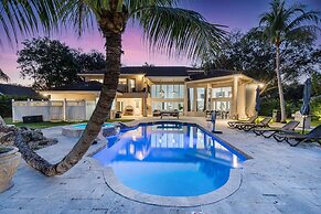 Luxurious 6-Bedroom Villa with Pool & Games