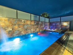 Naomi Boutique Suites