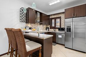 Gold Coast Townhome w Pools GYM 24 7 Security