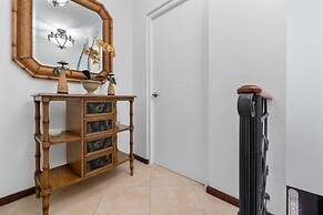 Gold Coast Townhome w Pools GYM 24 7 Security