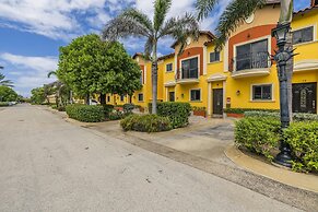 Gold Coast Townhome w Pools GYM 24 7 Security