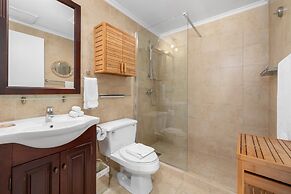 Gold Coast Townhome w Pools GYM 24 7 Security