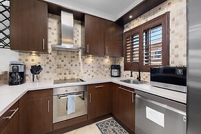 Gold Coast Townhome w Pools GYM 24 7 Security