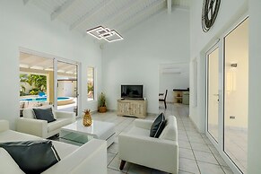 Newly Renovated 4BR 4BA Private Pool Eagle Beach