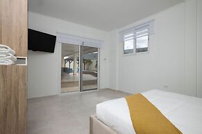 Newly Renovated 4BR 4BA Private Pool Eagle Beach