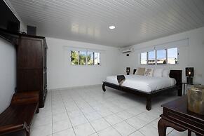 Newly Renovated 4BR 4BA Private Pool Eagle Beach