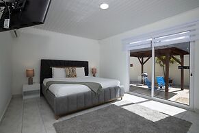 Newly Renovated 4BR 4BA Private Pool Eagle Beach