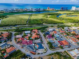 Newly Renovated 4BR 4BA Private Pool Eagle Beach