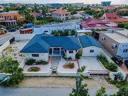 Newly Renovated 4BR 4BA Private Pool Eagle Beach