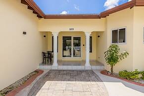 Newly Renovated 4BR 4BA Private Pool Eagle Beach