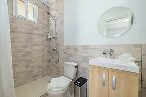 Newly Renovated 4BR 4BA Private Pool Eagle Beach