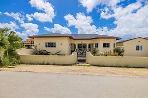 Newly Renovated 4BR 4BA Private Pool Eagle Beach