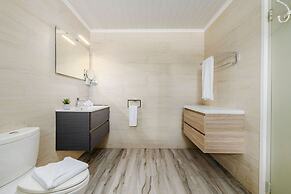 Newly Renovated 4BR 4BA Private Pool Eagle Beach