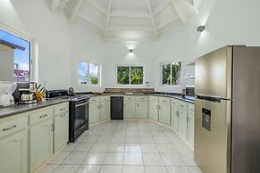 Newly Renovated 4BR 4BA Private Pool Eagle Beach