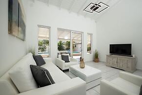 Newly Renovated 4BR 4BA Private Pool Eagle Beach