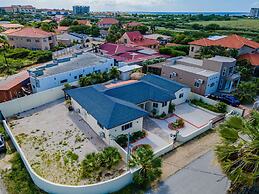 Newly Renovated 4BR 4BA Private Pool Eagle Beach