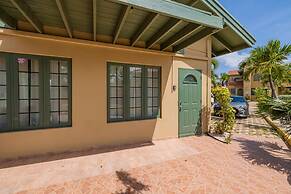 Newly Renovated Queen Bed Studio Loft Palmbeach